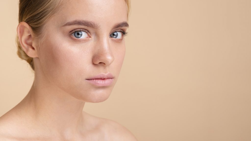 Mujer hermosa con la piel rejuvenecida, hidratada y tersa después de recibir tratamiento de Microneedling en nuestra clínica estética sevilla