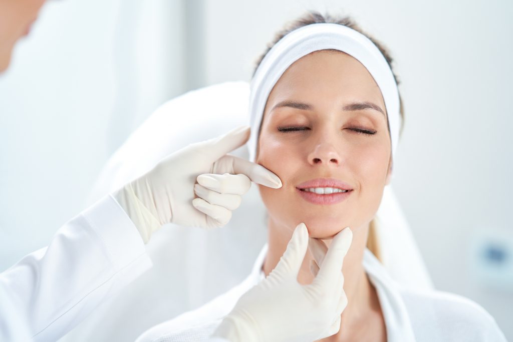 Chica siendo examinada en nuestra clínica en Sevilla, por la doctora: Evaluación para Tratamiento de Botox Facial
