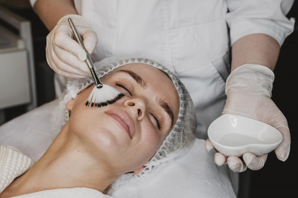 Mujer relajada recibiendo tratamiento dermatológico de peeling facial en nuestra clínica estética en Sevilla para renovar la piel