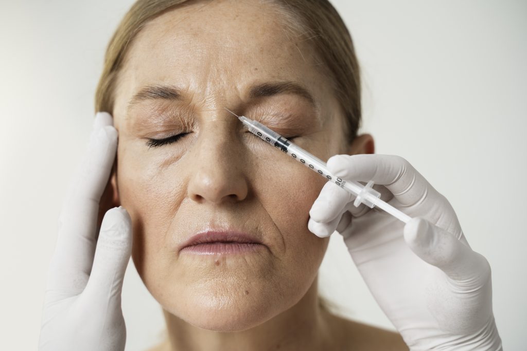 Mujer aplicando Botox en el Entrecejo: Procedimiento para Reducir Arrugas en Sevilla.