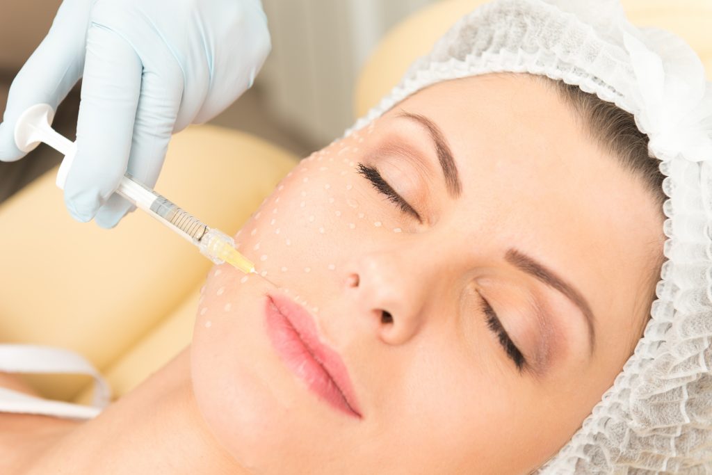 Inyección de mesoterapia facial para rejuvenecimiento y tonificación en nuestra clínica en Sevilla