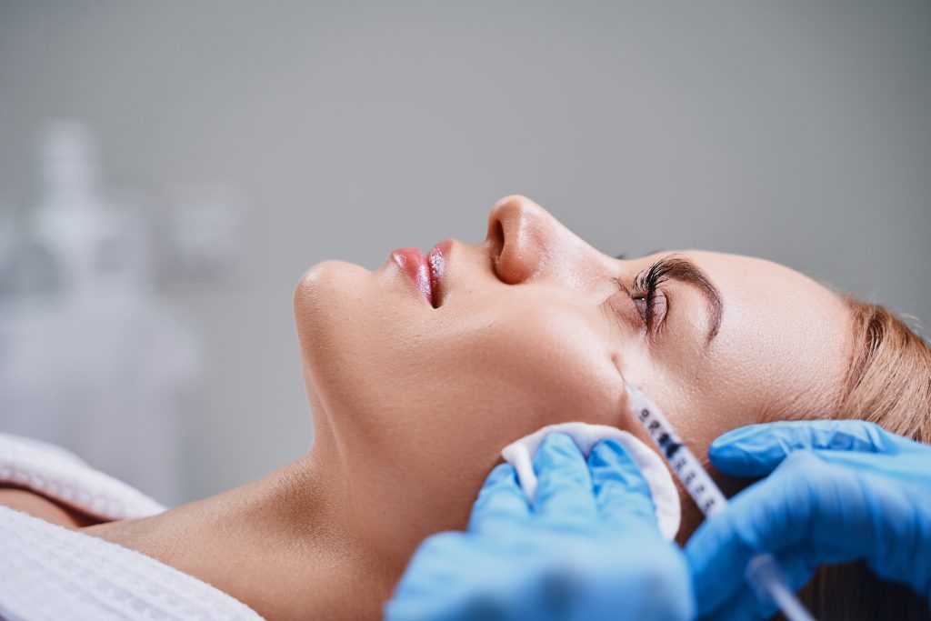 Inyección de mesoterapia facial para rejuvenecimiento y tonificación en nuestra clínica en Sevilla