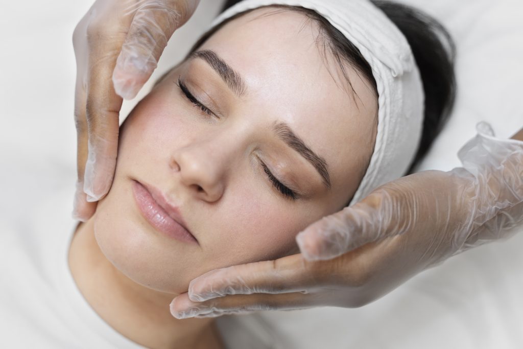 Mujer relajada después de recibir tratamiento de mesoterapia facial en nuestra clínica estética en Sevilla